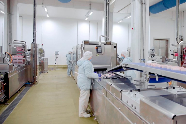 ULMA Packaging nachystala v šibeničním termínu plně automatický systém balení pro belgického velko-zpracovatele masa